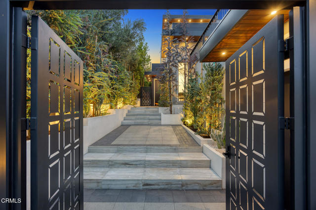 Detail Gallery Image 4 of 73 For 10747 Valleyheart Dr, Studio City,  CA 91604 - 4 Beds | 3 Baths