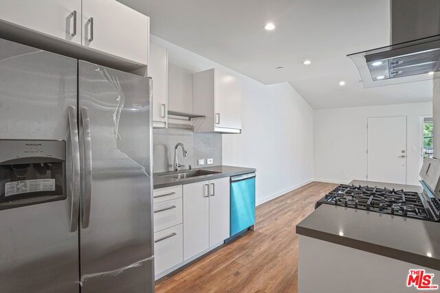1166 S Cochran Avenue, Los Angeles CA: https://media.crmls.org/mediaz/f1cef82f-a7b2-4848-824a-8c6fbbbd25a0.jpg