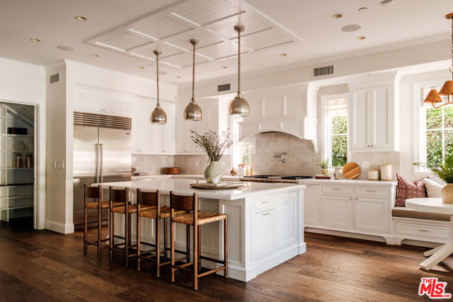 2248 Kelton Avenue, Los Angeles CA: https://media.crmls.org/mediaz/f1cfa966-fe77-4738-84b9-43f68a46fef3.jpg