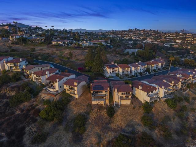 5968 Caminito De La Taza, San Diego CA: https://media.crmls.org/mediaz/f1d13752-5279-481d-8cbc-1ed2e895c0ef.jpg