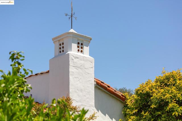 6801 Estates Dr, Oakland CA: https://media.crmls.org/mediaz/f1d218e8-0b9c-4697-a2e9-abea45d2c466.jpg