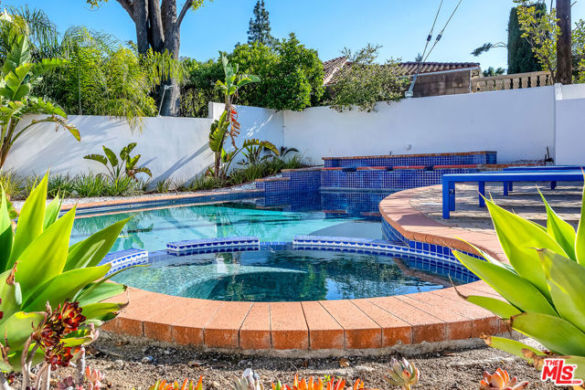 4311 Coquette Place, Tarzana CA: https://media.crmls.org/mediaz/f1d2cac4-4487-415b-9c69-5e1db00bc76b.jpg