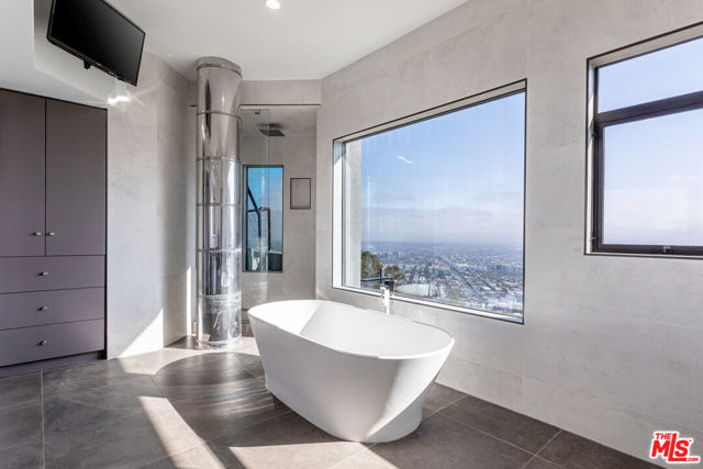 8424 Grand View Drive, Los Angeles CA: https://media.crmls.org/mediaz/f1d2ef02-ff19-4261-8c7b-c4e38de512ea.jpg