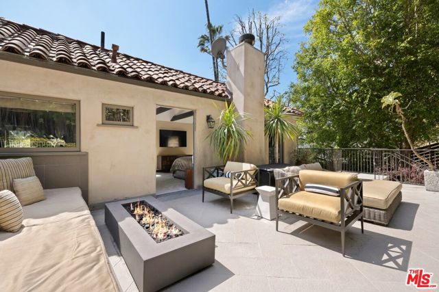3300 N Knoll Drive, Los Angeles CA: https://media.crmls.org/mediaz/f1d30bc7-1274-4e2a-90bc-4971ddd0b86e.jpg
