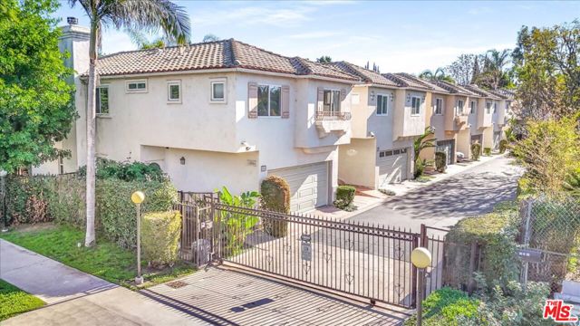 18806 Hatteras Street, Tarzana CA: https://media.crmls.org/mediaz/f1d4ec0c-506c-4dd4-89d6-8853049be884.jpg
