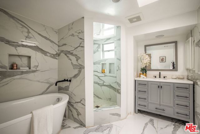 16733 Oak View Drive, Encino CA: https://media.crmls.org/mediaz/f1d5323f-dbca-4ed2-bcc3-9f36f6531083.jpg