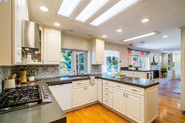 216 Salamanca Ct, San Ramon CA: https://media.crmls.org/mediaz/f1d5b98a-d990-4175-83cb-0ed9de582cf5.jpg