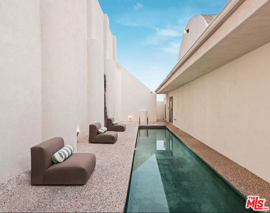 8435 FRANKLIN Avenue