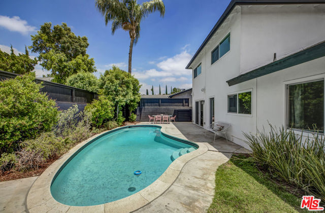 13123 Magnolia Boulevard, Sherman Oaks CA: https://media.crmls.org/mediaz/f1d7b7fa-e954-4b36-aa29-afd12ea1fb03.jpg