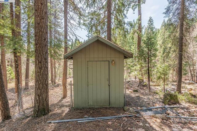121 Mountain Aire Ln, Trinity Center CA: https://media.crmls.org/mediaz/f1d7e77b-9520-429f-9d01-019318bd74c4.jpg
