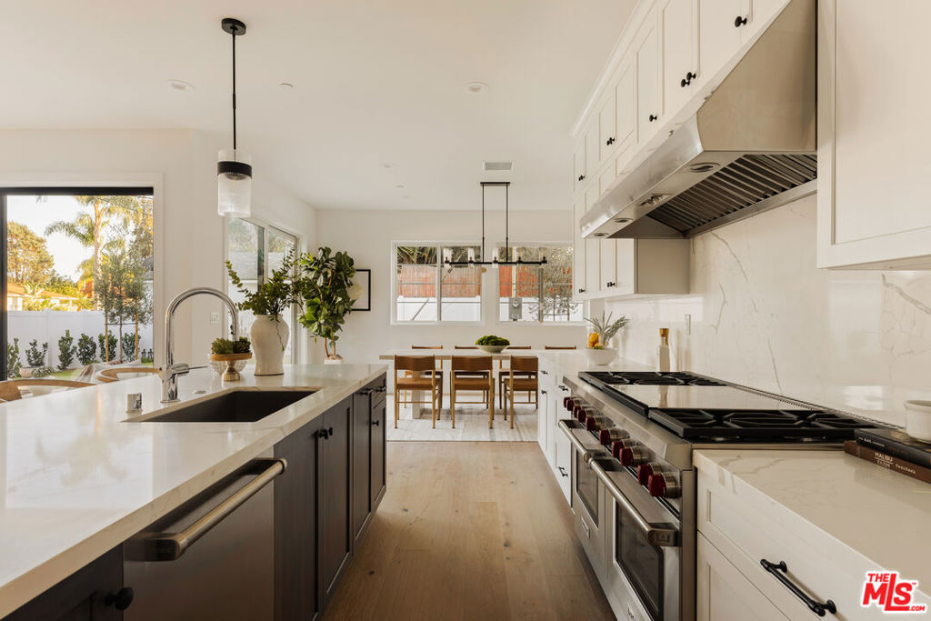 https://media.crmls.org/mediaz/f1d83674-700b-4180-854c-ce32b8530f08.jpg?preset=X-Large