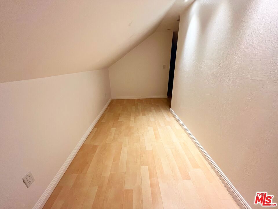 https://media.crmls.org/mediaz/f1d86291-96e3-46c9-84d2-4a00458a73ae.jpg?preset=X-Large