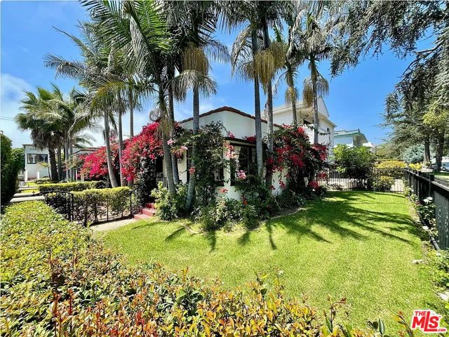 1144 15th Street, Santa Monica CA: https://media.crmls.org/mediaz/f1d8dc0c-7d87-4bd6-afaa-b1c667309038.jpg