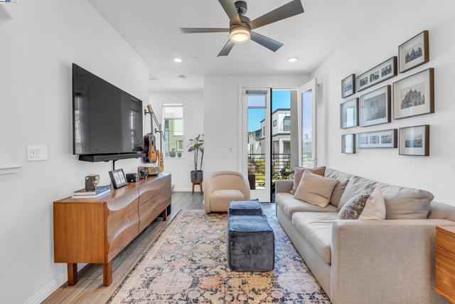 2866 Crusader st, Alameda CA: https://media.crmls.org/mediaz/f1d975d6-cb63-4a27-a4ab-ade5fb7f4de9.jpg