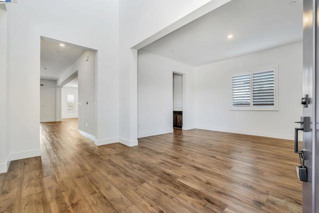 665 River Bend Dr, Lathrop CA: https://media.crmls.org/mediaz/f1da4f89-7d40-4a5f-b7e7-782b1c72297a.jpg