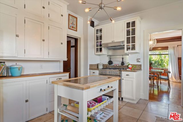 1654 5th Avenue, Los Angeles CA: https://media.crmls.org/mediaz/f1da634d-53ca-4f67-90f2-5253d4774ce6.jpg