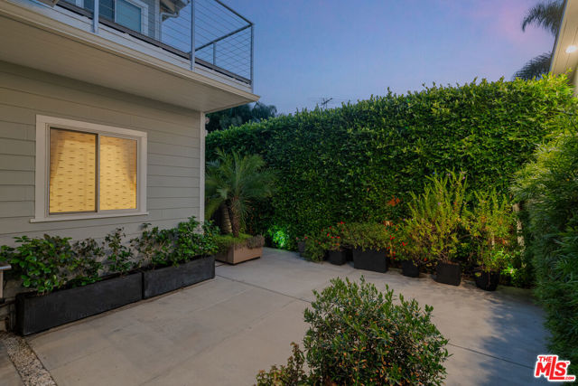 Image 16 of 22 For 806 Crescent Heights Boulevard