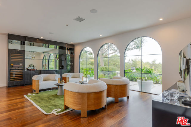 5192 Parkway Calabasas, Calabasas CA: https://media.crmls.org/mediaz/f1dc3751-0c95-41b7-b97c-d598335b872c.jpg