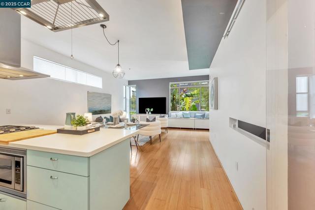 1231 Pine St, Oakland CA: https://media.crmls.org/mediaz/f1de0fa1-9339-4c4c-9f43-6addce8015b5.jpg
