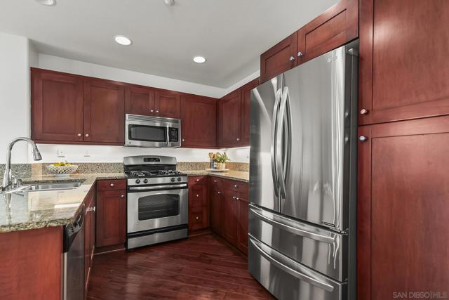 3528 Shoreline Bluff Ln, San Diego CA: https://media.crmls.org/mediaz/f1de9252-6f59-487d-907d-32bbd33c383d.jpg