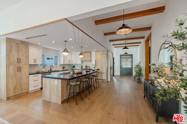 5522 Buffalo Avenue, Sherman Oaks CA: https://media.crmls.org/mediaz/f1df95b4-5699-4411-b079-99f08f13c39b.jpg
