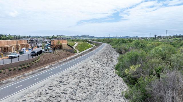 Detail Gallery Image 7 of 7 For 748 Kingbird Loop, Oceanside,  CA 92058 - 4 Beds | 2/1 Baths