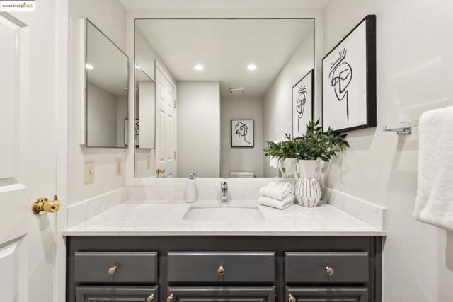 93 Thousand Oaks St, Oakland CA: https://media.crmls.org/mediaz/f1e03bab-9b5e-4cf0-969a-4d789d653c8d.jpg