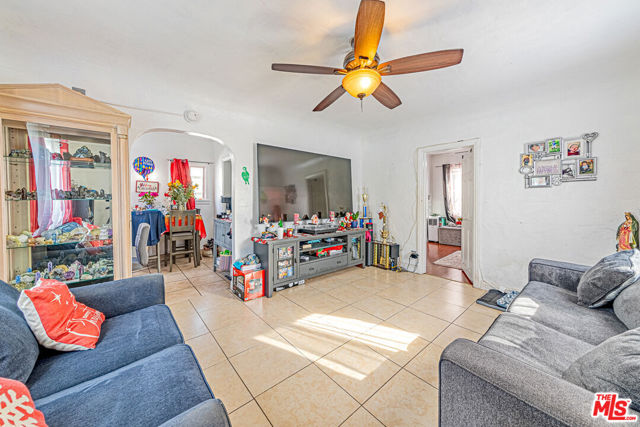 1618 S Burnside Avenue, Los Angeles CA: https://media.crmls.org/mediaz/f1e03d2a-2b4c-4364-9faf-2975d81ac5ca.jpg