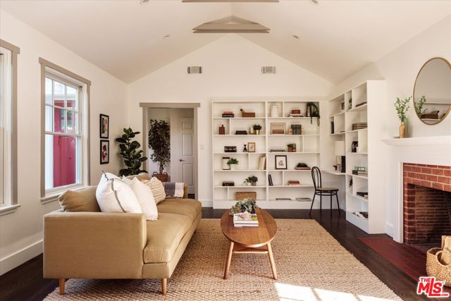 4148 Brunswick Avenue, Los Angeles CA: https://media.crmls.org/mediaz/f1e21101-e48d-4928-8347-88b466a0a7a3.jpg