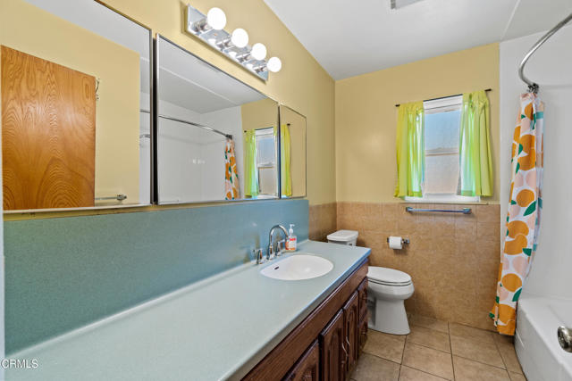6449 Quakertown Avenue, Woodland Hills CA: https://media.crmls.org/mediaz/f1e26e14-6de2-4d71-8392-6930e728e91b.jpg