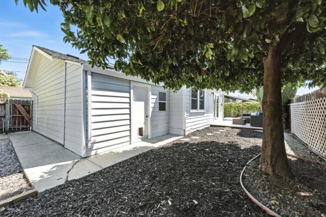 6 Clinton Court, Redwood City CA: https://media.crmls.org/mediaz/f1e2f826-345e-4f19-ac50-8346c5ddd1d2.jpg
