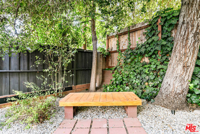 4171 Kraft Avenue, Studio City CA: https://media.crmls.org/mediaz/f1e3067a-b9b3-4409-991f-e0a01062a2e0.jpg