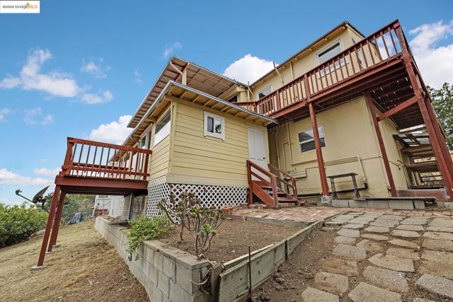 6933 Simson Street, Oakland CA: https://media.crmls.org/mediaz/f1e33f3b-2616-4feb-936b-e0291ac64f32.jpg