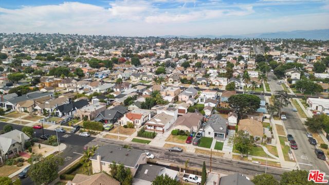 3815 W 60th Street, Los Angeles CA: https://media.crmls.org/mediaz/f1e3c0e0-6e51-4b03-a69e-b3f36cae0eb4.jpg
