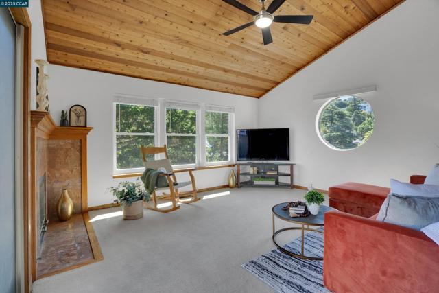 1027 W Arlington Way, Martinez CA: https://media.crmls.org/mediaz/f1e47ca8-21f5-4536-8818-3c3fa3d476ad.jpg