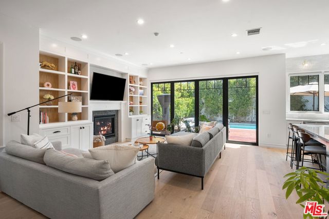 1086 Marco Place, Venice CA: https://media.crmls.org/mediaz/f1e4d5b8-1391-4f7b-84cc-d163087410b2.jpg