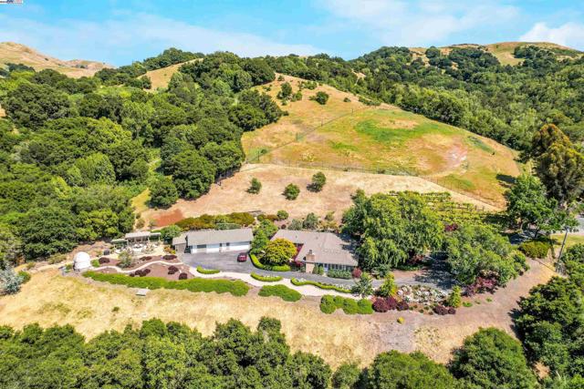 8700 Oak Tree Ln, Castro Valley CA: https://media.crmls.org/mediaz/f1e51e32-8de1-484f-ab77-9adbc883acae.jpg