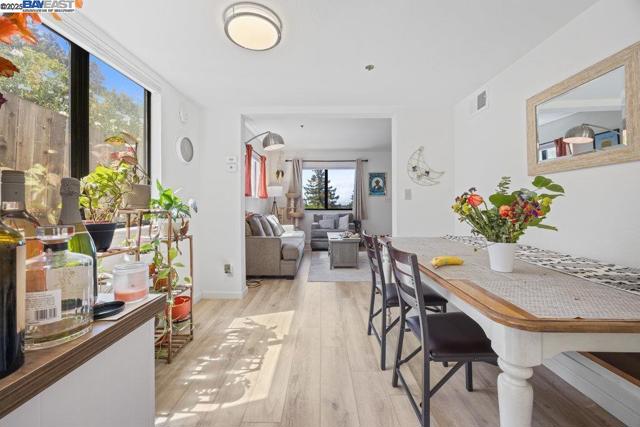 21000 Ocean View Dr, Hayward CA: https://media.crmls.org/mediaz/f1e629bd-4831-40da-a733-73ee3456a182.jpg