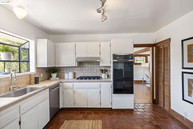 769 Santa Ray Ave, Oakland CA: https://media.crmls.org/mediaz/f1e65afc-cf6b-4a4b-b74f-1d39ebeb1dc2.jpg