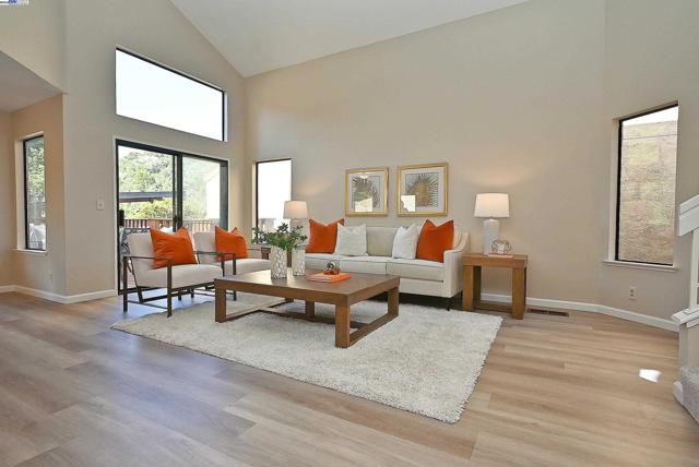 28111 Ziele Creek Dr, Hayward CA: https://media.crmls.org/mediaz/f1e67177-e885-4f2e-aac0-2303637482d5.jpg