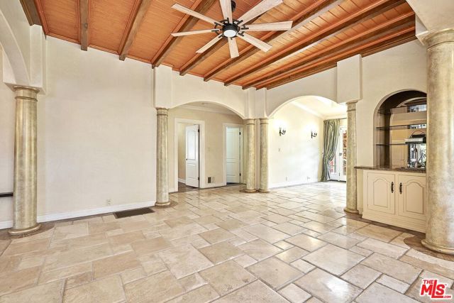 424 N Arden Boulevard, Los Angeles CA: https://media.crmls.org/mediaz/f1e7d203-2bb1-4c45-b1c6-cd3fc027c571.jpg