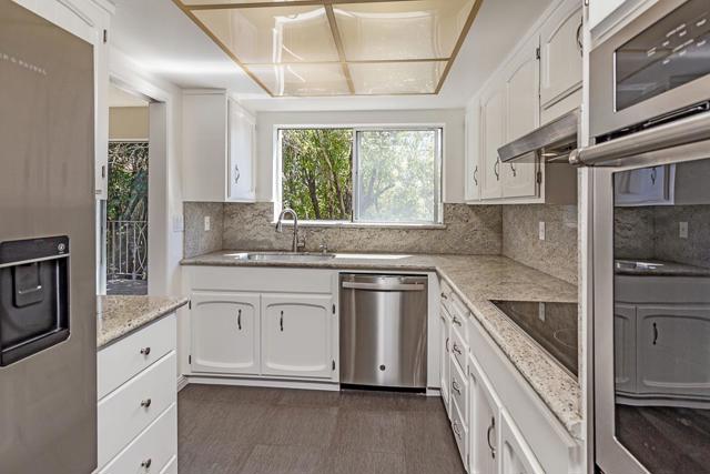 1121 Douglas Avenue, Burlingame CA: https://media.crmls.org/mediaz/f1e847f8-f7e6-4f51-ac5d-25f1b277652a.jpg