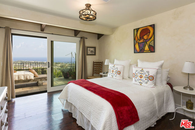 3504 Coast View Drive, Malibu CA: https://media.crmls.org/mediaz/f1e87ea2-bffd-45c7-8fa8-fa2dfe72762e.jpg