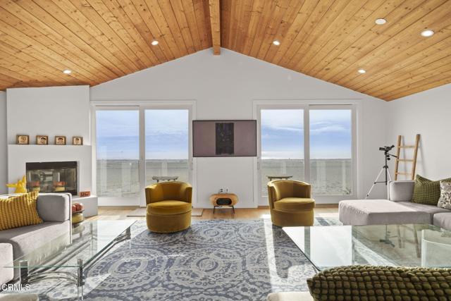 3541 Ocean Drive, Oxnard CA: https://media.crmls.org/mediaz/f1e8a698-73ec-41ac-bd19-fc2a68a95433.jpg