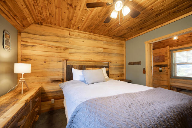 40114 Esterly Lane, Big Bear CA: https://media.crmls.org/mediaz/f1e8d1a2-f0f7-43d8-a380-5e0f5ca93260.jpg