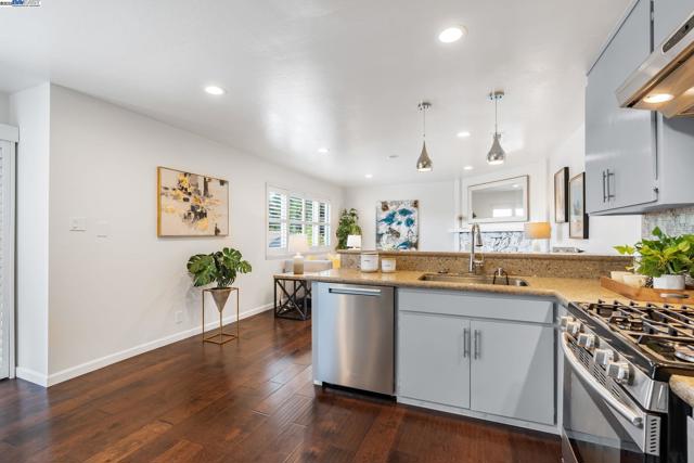 1233 Broadway, Alameda CA: https://media.crmls.org/mediaz/f1e935c8-d7eb-44d0-b46c-48f707293e73.jpg