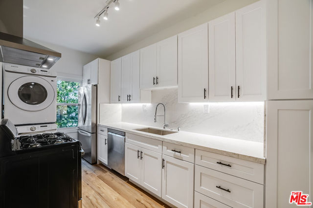 151 N Swall Drive, Beverly Hills CA: https://media.crmls.org/mediaz/f1e96501-6d5c-4b0a-b246-3713cd66797a.jpg