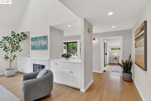 6475 Swainland Rd, Oakland CA: https://media.crmls.org/mediaz/f1e9c727-82a7-4741-91e9-c9ebf0bacdb7.jpg