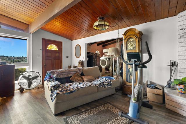 293 Paden Dr, Spring Valley CA: https://media.crmls.org/mediaz/f1e9efe6-1497-4b39-849c-52d162f4a50d.jpg