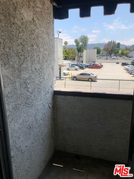 18530 Hatteras Street, Tarzana CA: https://media.crmls.org/mediaz/f1eae336-ecff-4059-88b9-142d1ab1f79a.jpg
